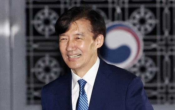 이재명 정부 첫 특별사면·복권 대상에 오른 조국 전 조국혁신당 대표가 지난 15일 새벽 구로구 서울남부구치소를 나서고 있다. 뉴스1