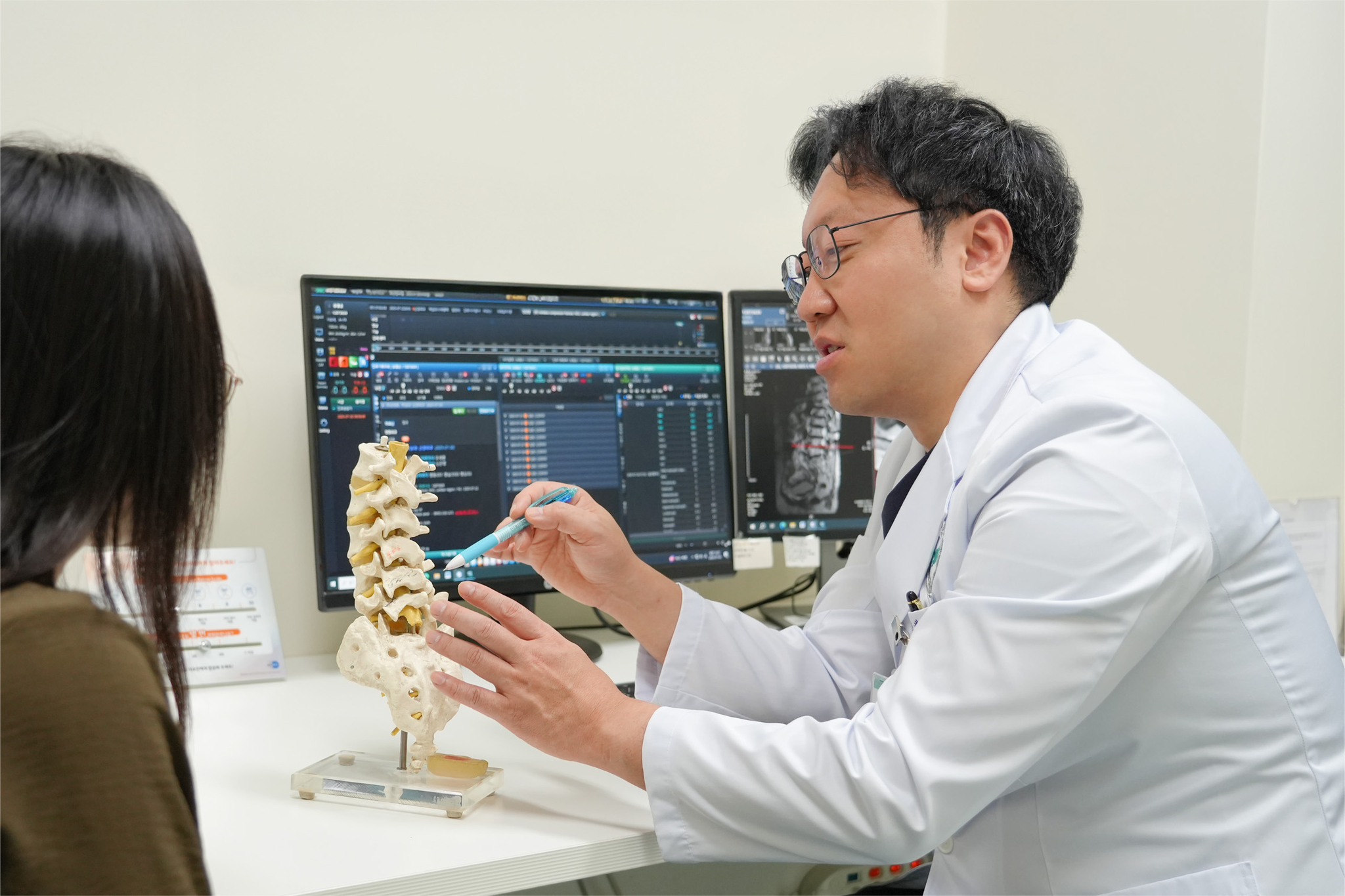 박종혁 분당제생병원 척추센터 과장(신경외과)이 환자에게 설명하고있다. 사진 분당제생병원