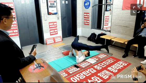 김건희 특검팀의 당사 압수수색 시도에 반발하며 농성 중인 김문수 국민의힘 당 대표 후보가 15일 농성장에서 스트레칭을 하고 있다. 사진 유튜브 캡처