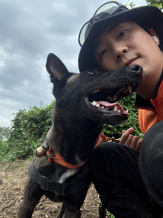 경기도북부소방재난본부의 구조견 '대찬'과 담당 핸들러인 강동찬 소방장. 경기도북부소방재난본부
