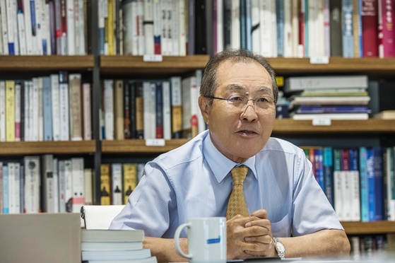 콜마그룹 창업자인 윤동한 회장이 지난달 29일 서초동 집무실에서 중앙일보와 인터뷰하고 있다. 윤 회장은 아들 윤상현 콜마홀딩스 부회장을 상대로 증여 주식 반환 청구 소송을 제기했다. 김경미 기자 