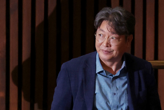  차명 주식거래 의혹을 받는 더불어민주당 이춘석 의원이 지난 5일 국회 본회의에 출석해 방송법 개정안에 대한 투표한 뒤 투표함으로 이동하고 있다. 연합뉴스