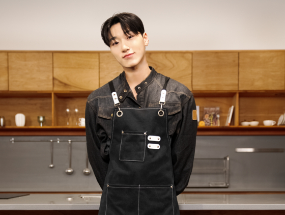'뭘 먹고 자랐길래' 촬영 중인 산. 그는 힐링푸드로 솥뚜껑에서 굽는 푸짐한 느낌의 삼겹살을 꼽았다. 사진 HOGER