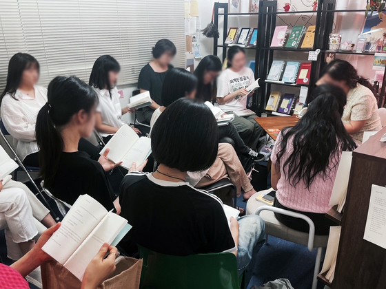 경기 수원시 행궁동에 위치한 무인 시집서점 '시요'. 시요에서 직접 여는 윤독회는 5명에서 최대 10명 정도의 인원이 모여 하나의 책을 읽으며 감상을 나누는 방식으로 진행된다. 사진 시요
