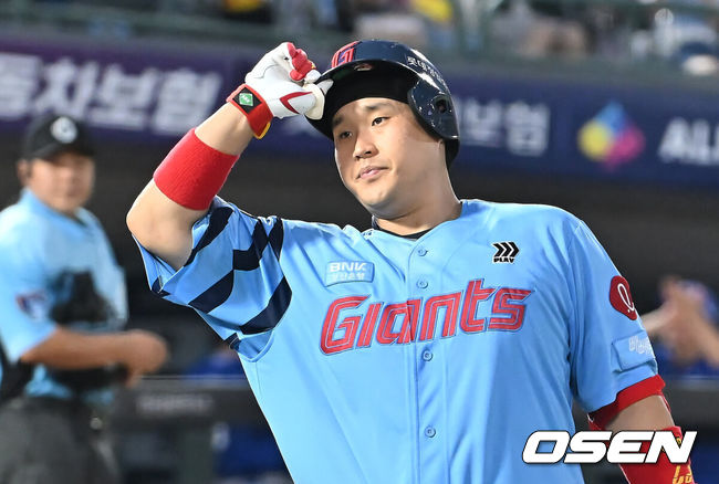 [OSEN=부산, 이석우 기자] 16일 부산 사직야구장에서 2025 신한 SOL 뱅크 KBO 리그 롯데 자이언츠와 삼성 라이온즈의 경기가 열렸다. 홈팀 롯데는 박세웅이, 방문팀 삼성은 최원태가 선발 출전했다.롯데 자이언츠 유강남이 4회말 2사 1,2루 잘 맞은 타구가 좌익수 플라이로 잡히자 아쉬워하고 있다. 2025.08.16 / foto0307@osen.co.kr