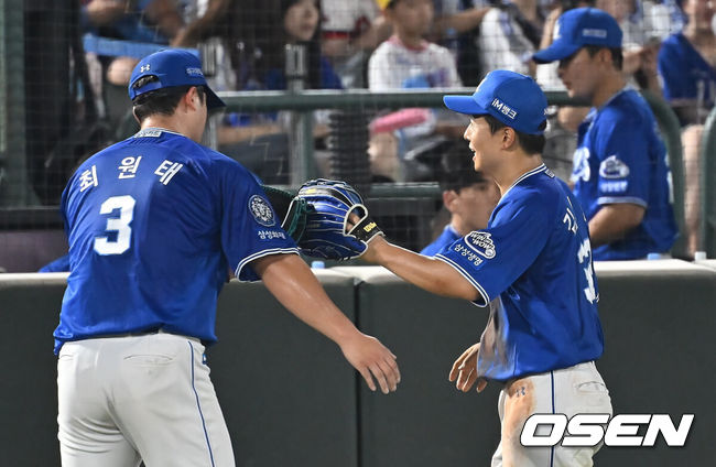 [OSEN=부산, 이석우 기자] 16일 부산 사직야구장에서 2025 신한 SOL 뱅크 KBO 리그 롯데 자이언츠와 삼성 라이온즈의 경기가 열렸다. 홈팀 롯데는 박세웅이, 방문팀 삼성은 최원태가 선발 출전했다.삼성 라이온즈 김헌곤이 6회말 1사 롯데 자이언츠 김민성의 타구를 잡고 이닝 교체하며 최원태와 기쁨을 나누고 있다. 2025.08.16 / foto0307@osen.co.kr