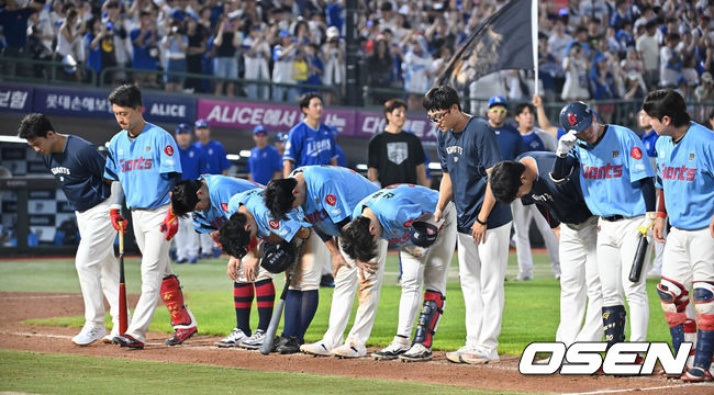 [OSEN=부산, 이석우 기자] 16일 부산 사직야구장에서 2025 신한 SOL 뱅크 KBO 리그 롯데 자이언츠와 삼성 라이온즈의 경기가 열렸다. 홈팀 롯데는 박세웅이, 방문팀 삼성은 최원태가 선발 출전했다.8연패에 빠진 롯데 자이언츠 선수들이 어두운 표정으로 팬들에게 인사를 하고 있다. 2025.08.16 / foto0307@osen.co.kr