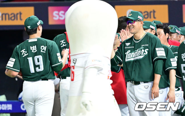 [OSEN=인천, 최규한 기자] 만루 홈런을 주고받는 난타전이었다.프로야구 SSG 랜더스가LG 트윈스를 꺾고 3위를 노린다.SSG는 이날 승리로 3위 롯데 자이언츠에 0.5경기 차이로 바짝 따라붙었다.LG SSG는16일 인천 SSG랜더스필드에서 열린 2025 KBO리그LG SSG와 경기에서 타격전 끝에 10-7로 승리했다.에레디아가 만루 홈런을 터뜨렸고, 대타 최지훈이 결승타를 때렸다.경기를 마치고 승리한 SSG 이숭용 감독과 세이브를 거둔 조병현이 인사를 나누고 있다. 2025.08.16 / dreamer@osen.co.kr