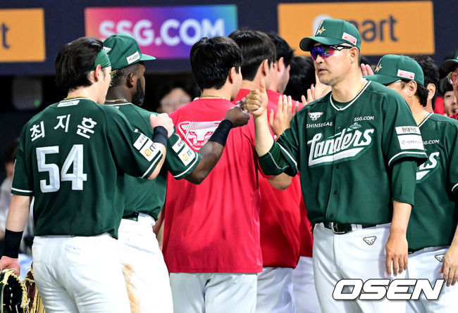 [OSEN=인천, 최규한 기자] 만루 홈런을 주고받는 난타전이었다.프로야구 SSG 랜더스가LG 트윈스를 꺾고 3위를 노린다.SSG는 이날 승리로 3위 롯데 자이언츠에 0.5경기 차이로 바짝 따라붙었다.LG SSG는16일 인천 SSG랜더스필드에서 열린 2025 KBO리그LG SSG와 경기에서 타격전 끝에 10-7로 승리했다.에레디아가 만루 홈런을 터뜨렸고, 대타 최지훈이 결승타를 때렸다.경기를 마치고 승리한 SSG 이숭용 감독과 에레디아-최지훈이 인사를 나누고 있다. 2025.08.16 / dreamer@osen.co.kr