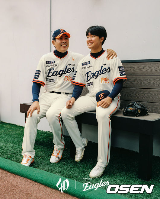 한화 창단 40주년 레거시 유니폼 화보를 함께 촬영한 정민철 해설위원과 정우주. /한화 이글스 제공