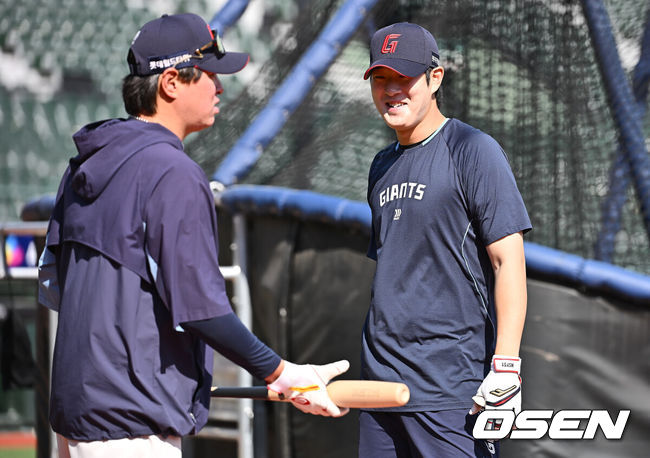 [OSEN=부산, 이석우 기자] 2일 부산 사직야구장에서 2025 신한 SOL 뱅크 KBO 리그 롯데 자이언츠와 NC 다이노스의 경기가 열린다. 홈팀 롯데는 나균안, 방문팀 NC는 최성영이 선발 출전한다.롯데 자이언츠 나승엽이 훈련 도중 임훈 타격 코치와 얘기를 하고 있다. 2025.05.02 / foto0307@osen.co.kr