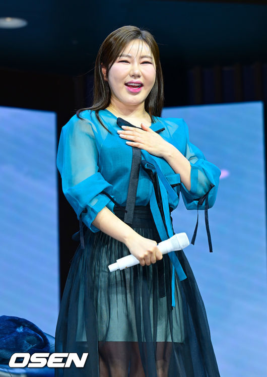 [OSEN=김성락 기자] 11일 오후 서울 스카이아트홀 가수 송가인의 정규 4집 앨범 발매 기념 쇼케이스 행사가 열렸다. 이번 4집 앨범은 기존 정통 트로트 뿐 아니라 발��, 모던 가요 등 장르의 곡들로 가득 채웠다. 더블 타이틀곡 '아사달'과 '눈물이 난다'를 비롯해 직접 작사에 참여한 '평생' 등 총 9곡을 담았다.가수 송가인이 미소짓고 있다.  2025.02.11 / ksl0919@osen.co.kr  