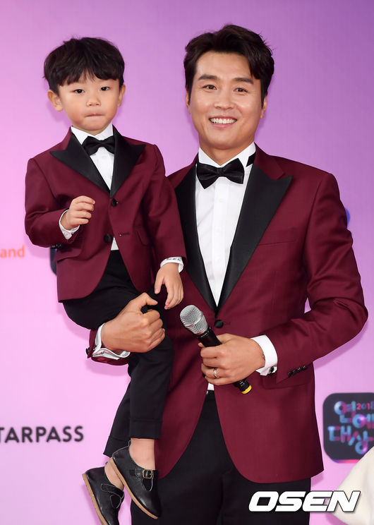 [OSEN=민경훈 기자] 22일 오후 서울 영등포구 여의도 KBS 본관 로비에서 진행된 '2018 KBS 연예대상' 포토월 행사에서 이동국이 시안이와 함께 포토타임을 갖고 있다./ rumi@osen.co.kr