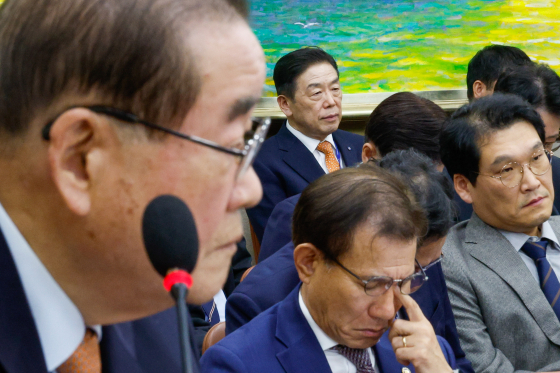 지난해 10월 25일 김형석 독립기념관장이 서울 여의도 국회 정무위원회에서 열린 국가보훈부·국무조정실·공정위·권익위 등 종합 국정감사에서 의원 질의를 듣고 있다. 왼쪽은 이종찬 광복회장. 뉴스1
