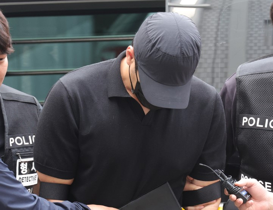 30일 오전 경기도 의정부시 가능동 의정부지방법원에서 강도상해 혐의로 구속영장이 청구된 30대 농협 직원 A씨가 구속 전 피의자 심문을 위해 법정으로 이동하고 있다. 연합뉴스
