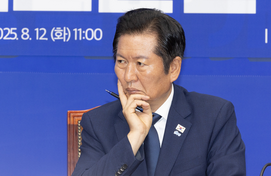 정청래 더불어민주당 대표가 12일 오전 국회에서 열린 상임고문단 간담회에 참석해 고문들의 발언을 듣고 있다. 전민규 기자. 