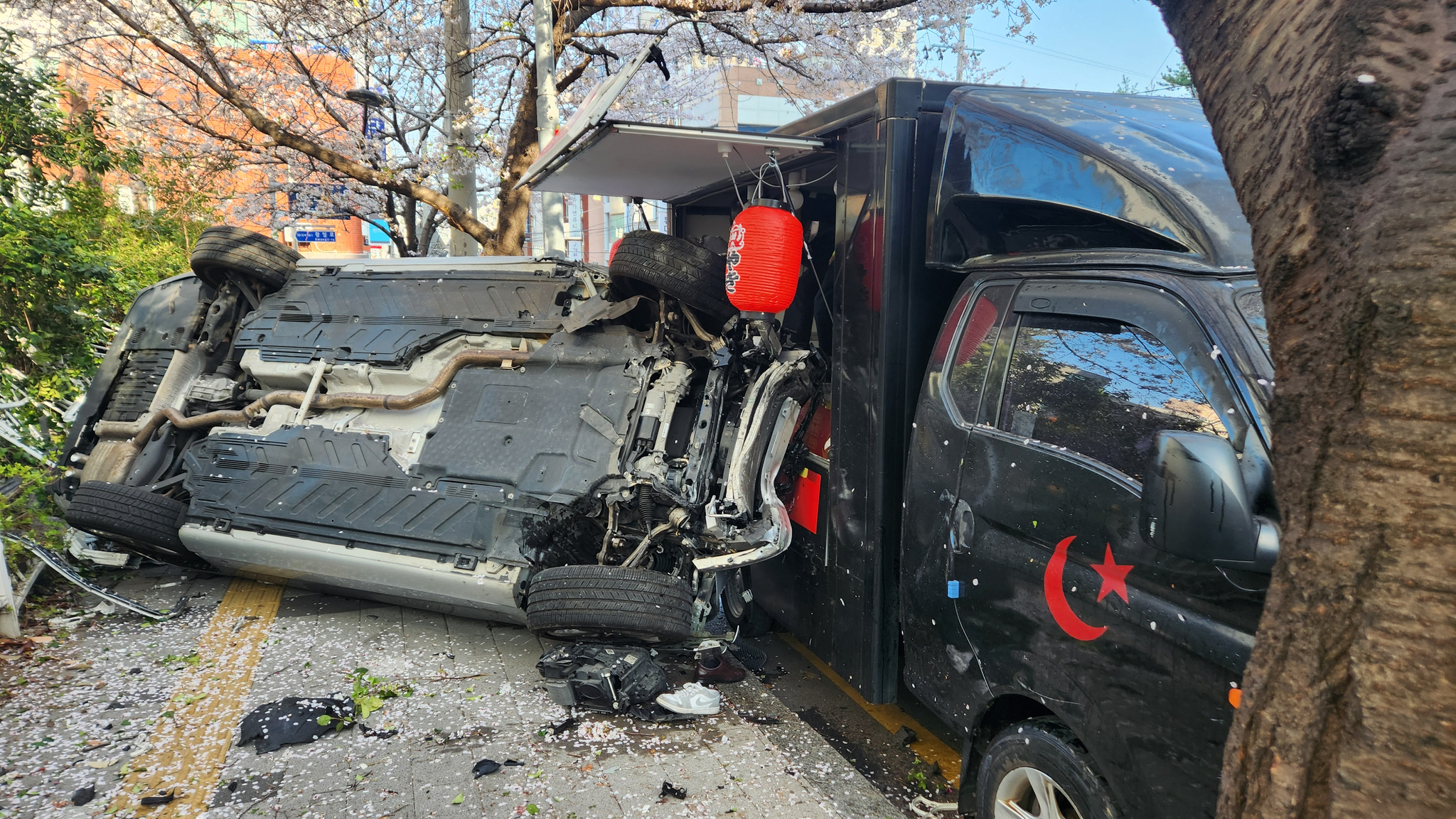 지난 4월 부산 수영구 광안동에서 승용차가 보행자와 푸드트럭을 들이받아 4명의 부상자가 발생했다. 연합뉴스