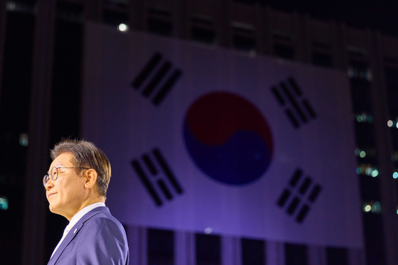 이재명 대통령이 지난 15일 서울 세종대로 광화문광장에서 열린 제21대 대통령 국민임명식 '광복 80년, 국민주권으로 미래를 세우다' 행사에서 시민들과 인사하고 있다. 대통령실
