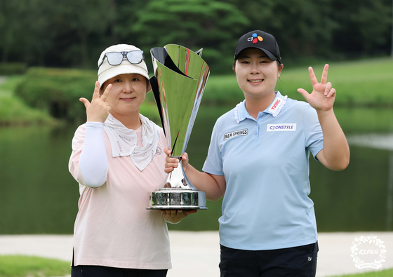 홍정민(오른쪽)이 17일 열린 메디힐·한국일보 챔피언십에서 KLPGA 투어 역대 72홀 최다언더파 신기록을 쓰고 어머니와 기념사진을 찍고 있다. 사진 KLPGA