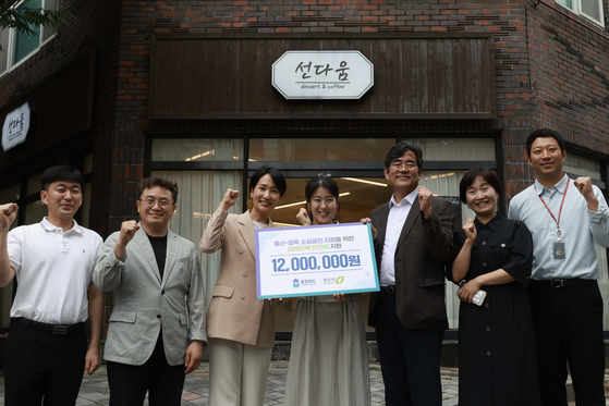 김수민 충북도 정무부지사(왼쪽 3번째)가 지난 6월 충북 청주시 소재 디저트 카페를 찾아 소상공인 출산지원 시범사업 첫 지원금을 전달하고 있다. 사진 충북도