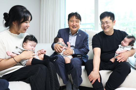 김영환 충북지사(가운데)가 지난 6월 16일 충북 청주 오송읍에서 세쌍둥이를 포함해 다섯 남매를 키우고 있는 백승열 ·김지혜씨 부부를 만나 출산 육아 정책에 대한 적극적인 지원과 노력을 약속했다. 사진 충북도