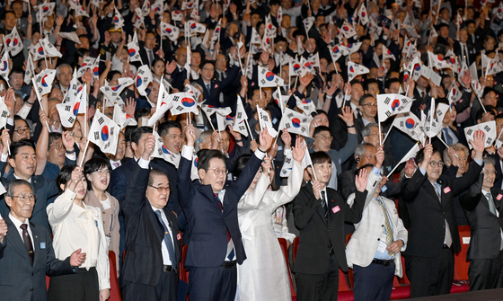 지난 15일 이재명 대통령과 김혜경 여사가 서울 세종문화회관에서 열린 80주년 광복절 경축식에서 참석자들과 만세 삼창을 하고 있다. 대통령실사진기자단