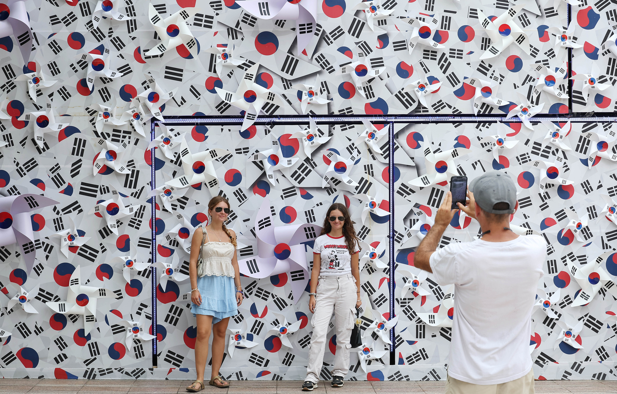 서울도서관 앞에 조성된 300개의 태극기 바람개비로 꾸민 ‘태극기 언덕’ 앞에서 외국인 관광객들이 기념촬영을 하고 있다. 임현동 기자