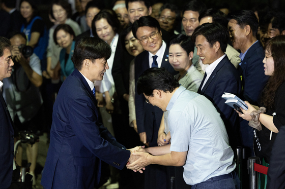 지난 15일 광복절 특별사면으로 사면·복권된 조국 전 조국혁신당 대표가 서울남부교도소에서 나와 마중나온 의원들과 인사하고 있다. 김정훈 기자
