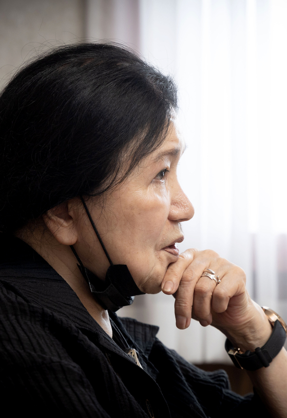 천양희 시인은 지난 6월과 7월 심하게 폐렴을 앓았다. 14일 만난 그는 "목을 보호해야 해 마스크라도 쓰고 있어야 한다. 멀리 나가기가 어렵다"고 설명했다. 장진영 기자.