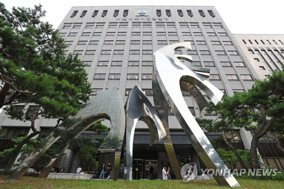 서울서부지검 식품의약범죄조사부는 유령 회사를 설립해 종합병원과 대학병원 이사장에게 수십억원대 리베이트를 제공한 의약품 업체 회장 등 8명을 18일 불구속기소했다고 밝혔다. 연합뉴스