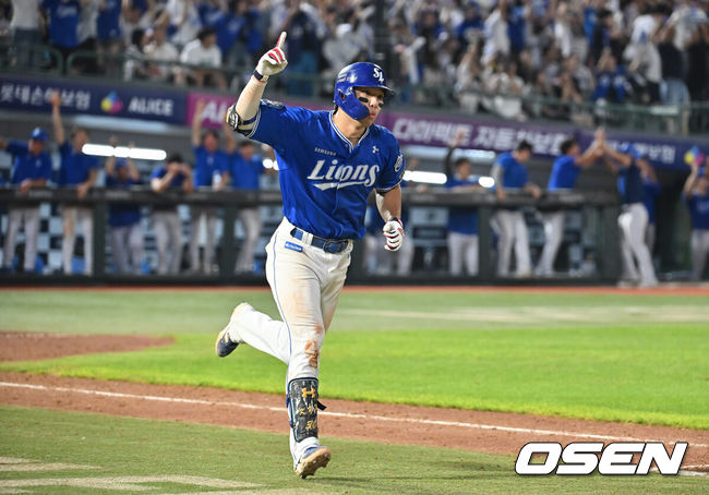 [OSEN=부산, 이석우 기자] 17일 부산 사직야구장에서 2025 신한 SOL 뱅크 KBO 리그 롯데 자이언츠와 삼성 라이온즈의 경기가 열렸다. 홈팀 롯데는 감보아가, 방문팀 삼성은 이승현이 선발 출전했다.삼성 라이온즈 김영웅이 8회초 1사 만루 동점 우월 만루 홈런을 치고 세리머니를 하고 있다. 2025.08.17 / foto0307@osen.co.kr