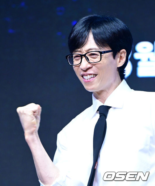 [OSEN=지형준 기자] 6일 오전 서울 여의도 콘래드 서울 호텔에서 디즈니+ 오리지널 예능 ‘더 존: 버텨야 산다 시즌3’ 제작발표회가 열렸다.‘더 존: 버텨야 산다 시즌3’는 오직 4시간, 끝없는 AI의 공격부터 내 집 마련 전세 대출금 갚기, 선을 넘지 않고 버티기 등 극한의 현실공감 미션을 버티기 위해 더 강력하게 돌아온 ‘존버즈’ 유재석, 권유리, 김동현, 덱스의 ‘도파민 ON’ 버라이어티. 오는 7일 공개된다.유재석이 포토타임을 하고 있다. 2024.08.06 / jpnews@osen.co.kr