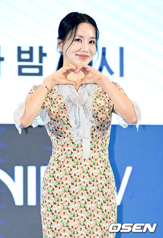 [OSEN=최규한 기자] 12일 오후 서울 신도림동 더 세인트에서 GENIE TV 오리지널 드라마 ‘금쪽같은 내 스타’ 제작발표회가 열렸다.‘금쪽같은 내 스타’는 대한민국 최고의 톱스타가 하루아침에 평범한 중년 여성이 된 후 펼쳐지는 눈물 콧물 휘날리는 세월 순삭 로맨틱 코미디다.배우 엄정화가 포토타임을 하고 있다. 2025.08.12 / draemer@osen.co.kr