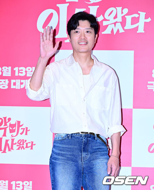 [OSEN=지형준 기자] 7일 오후 서울 용산구 CGV용산아이파크몰에서 영화 '악마가 이사왔다' 시사회 포토월 행사가 열렸다.‘악마가 이사왔다’는 새벽마다 악마로 깨어나는 선지(임윤아)를 감시하는 기상천외한 아르바이트에 휘말린 청년 백수 길구(안보현)의 고군분투를 담은 악마 들린 코미디다 영화다.배우 박희순이 포즈를 취하고 있다. 2025.08.07 / jpnews@osen.co.kr