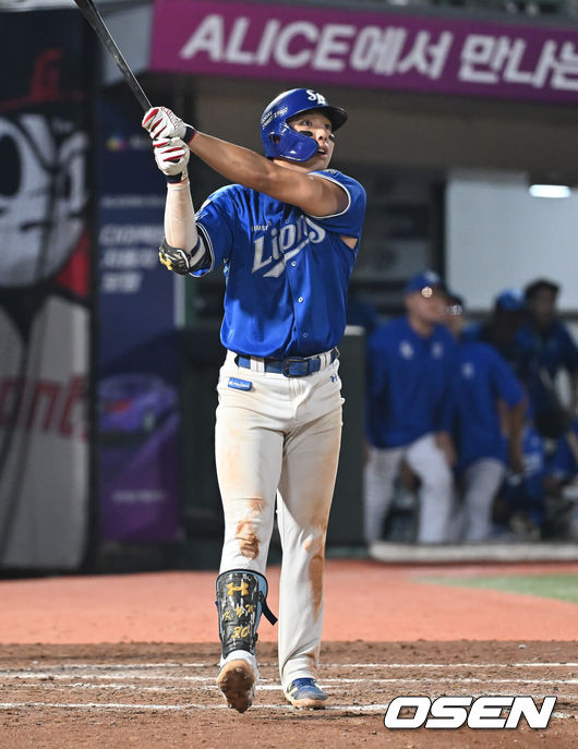[OSEN=부산, 이석우 기자] 17일 부산 사직야구장에서 2025 신한 SOL 뱅크 KBO 리그 롯데 자이언츠와 삼성 라이온즈의 경기가 열렸다. 홈팀 롯데는 감보아가, 방문팀 삼성은 이승현이 선발 출전했다.삼성 라이온즈 김영웅이 8회초 1사 만루 동점 우월 만루 홈런을 치고 있다. 2025.08.17 / foto0307@osen.co.kr