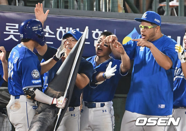 [OSEN=부산, 이석우 기자] 17일 부산 사직야구장에서 2025 신한 SOL 뱅크 KBO 리그 롯데 자이언츠와 삼성 라이온즈의 경기가 열렸다. 홈팀 롯데는 감보아가, 방문팀 삼성은 이승현이 선발 출전했다.삼성 라이온즈 김영웅이 8회초 1사 만루 동점 우월 만루 홈런을 치고 동료들의 축하를 받고 있다. 2025.08.17 / foto0307@osen.co.kr