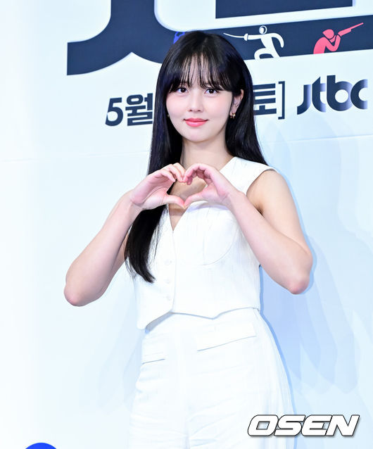 [OSEN=지형준 기자] 29일 오후 서울 구로구 신도림동 더링크서울 트리뷰트 포트폴리오 호텔에서 JTBC 새 토일드라마 ‘굿보이’ 제작발표회가 열렸다.‘굿보이’는 특채로 경찰이 된 전직 국가대표들이 메달 대신 경찰 신분증을 목에 걸고, 비양심과 반칙이 판치는 세상에 맞서는 코믹 액션 청춘 수사극. 박보검, 김소현, 이상이, 허성태, 태원석은 강력범죄 대응을 위한 특수팀으로 뭉쳐 각자의 주특기를 무기삼아 이 땅에 정의로운 ‘룰’을 알릴 예정이다.배우 김소현이 포토타임을 하고 있다. 2025.05.29 /jpnews@osen.co.kr