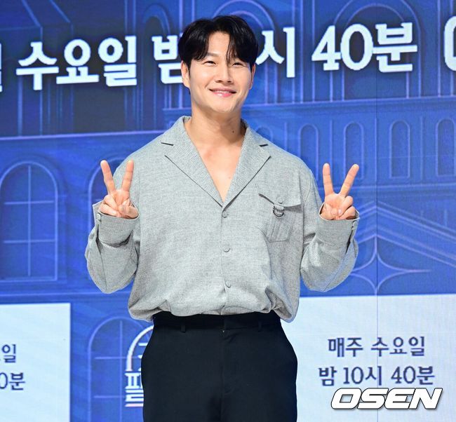 [OSEN=김성락 기자] 4일 오전 서울 강남구 엘리에나 호텔에서 Mnet '커플팰리스2' 제작발표회가 열렸다. 완벽한 결혼 상대를 찾는 싱글남녀들을 위한 대규모 커플 매칭 서바이벌로, ‘결혼정보회사(결정사)’ 못지않은 극사실적 매칭 시스템을 통해 평생을 함께하고 싶은 동반자를 찾는 스토리를 담아낸다.가수 김종국이 포즈를 취하고 있다. 2025.02.04 / ksl0919@osen.co.kr