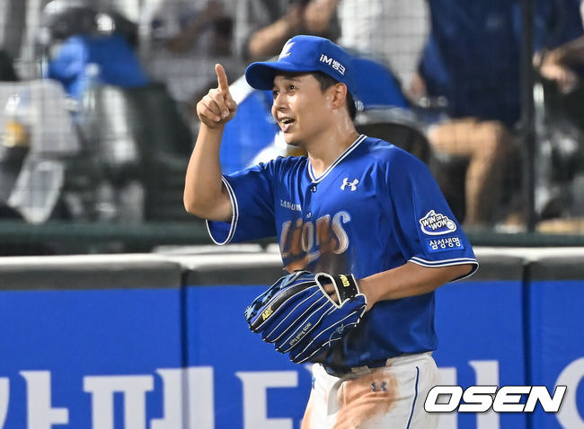 [OSEN=부산, 이석우 기자] 16일 부산 사직야구장에서 2025 신한 SOL 뱅크 KBO 리그 롯데 자이언츠와 삼성 라이온즈의 경기가 열렸다. 홈팀 롯데는 박세웅이, 방문팀 삼성은 최원태가 선발 출전했다.삼성 라이온즈 김헌곤이 6회말 1사 롯데 자이언츠 김민성의 타구를 잡고 이닝 교체하며 최원태와 기쁨을 나누고 있다. 2025.08.16 / foto0307@osen.co.kr