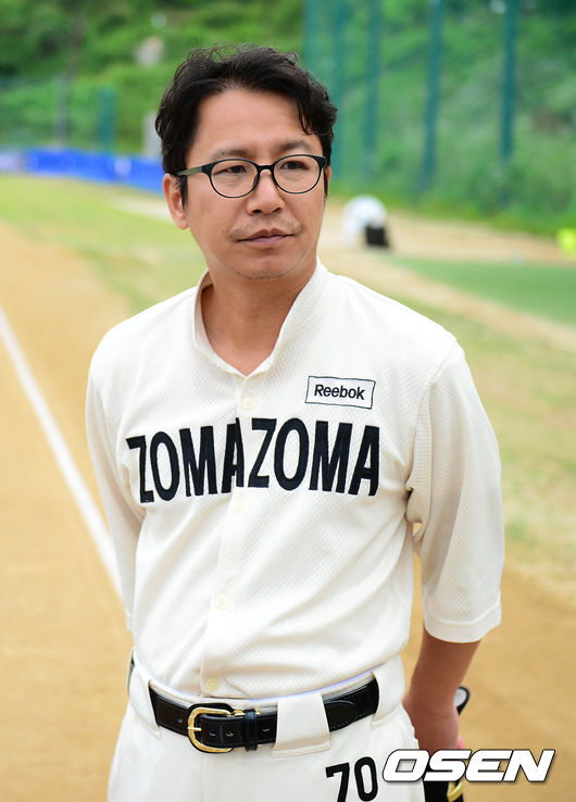[OSEN=양평, 김경섭 기자] 6일 경기도 양평 한국야구아카데미에서 '제5회 니베아맨 컵 전국 생활체육인 야구대회 조마조마와 한빛소프트의 경기가 열렸다.경기시작전 조마조마팀 심현섭이 진지한 표정으로 심판의 설명을 듣고 있다.'제5회 니베아맨 컵 전국 생활체육인 야구대회'는 올해로 5회째 열리지만 작년 4회 대회부터 문호를 크게 넓혀 사회인 야구대회의 여름 축제로 자리를 잡았다. 작년 대회부터는 출전팀을 32개에서 64개로 늘렸고 연예인 야구단을 토너먼트에 포함해 새로운 활기를 불어넣었다.우승팀에는 500만 원의 상금과 트로피가 주어지고, 준우승팀에는 300만 원의 상금이, 3위팀에는 200만 원의 상금이 주어진다. 본 대회는 ‘니베아 맨’이 주관하고 국민생활체육 전국야구연합회, OSEN이 후원한다. /greenfield@osen.co.kr