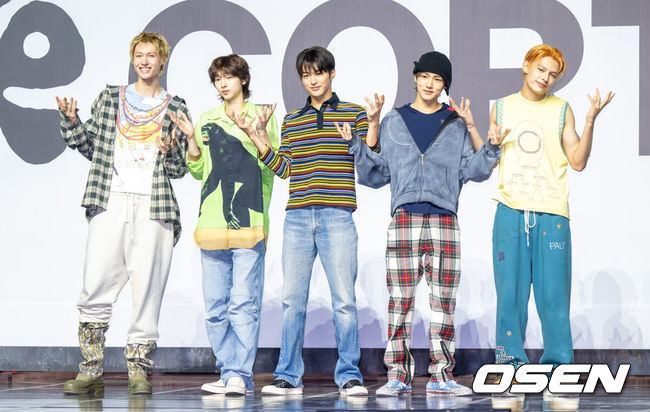 [OSEN=박준형 기자] 18일 오후 서울 한남동 블루스퀘어 SOL트래블홀에서 그룹 코르티스(CORTIS) 데뷔 기념 쇼케이스가 진행됐다.전원 10대인 다섯 멤버 마틴·제임스·주훈·성현·건호로 이루어진 코르티스(CORTIS)는 선 밖에 색칠하다'라는 뜻의 '컬러 아웃사이드 더 라인스'에서 알파벳 여섯 글자를 불규칙하게 가져와 만든 팀명이다. 투모로우바이투게더 이후 6년 만에 나오는 빅히트 뮤직의 신인 보이그룹. 코르티스가 포즈를 취하고 있다.  2025.08.18 / soul1014@osen.co.kr