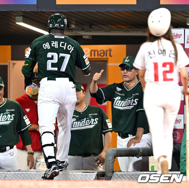 [OSEN=인천, 이대선 기자] 15일 오후 인천 SSG랜더스필드에서 2025 신한 SOL Bank KBO리그 SSG 랜더스와 LG 트윈스의 경기가 열렸다.SSG는 화이트, LG는 치리노스를 선발 투수로 내세웠다.7회말 2사에서 SSG 에레디아가 중월 솔로 홈런을 치고 더그아웃에서 이숭용 감독과 하이파이브를 하고 있다. 2025.08.15 /sunday@osen.co.kr
