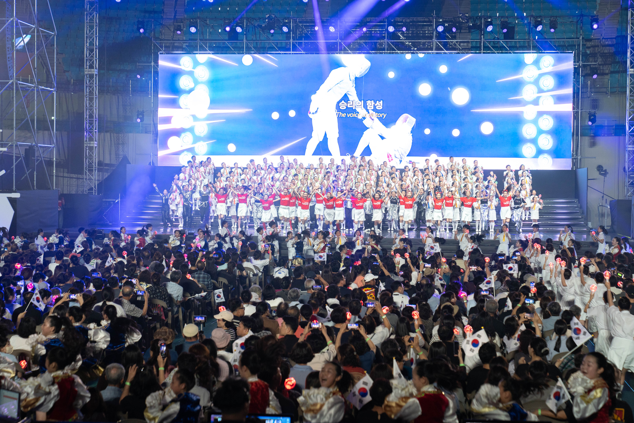 ▶2025나라사랑축제에서 전국 13개 지사 700여 명의 극동방송 어린이합창단원들이 감동적인 공연을 펼치고 있다(극동방송 제공)