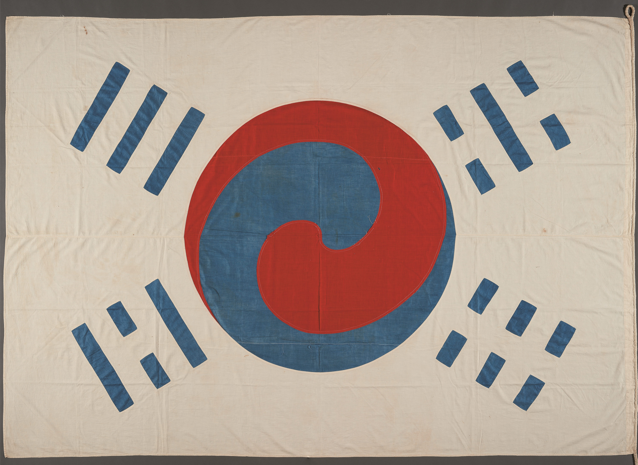 ‘데니 태극기’는 국내에서 가장 오래된 태극기다. 1886년부터 1890년까지 고종황제 외교 고문을 지낸 미국인 오언 N. 데니(Owen N. Denny)가 귀국할 때 고종이 하사한 것이다. 1981년 데니의 후손이 이 태극기를 국립중앙박물관에 기증했다.