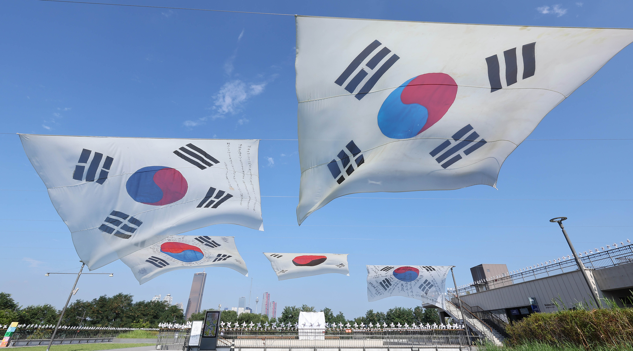 서울 용산구 노들섬 야외광장에 설치된 역사 속 대형 태극기들이 바람에 휘날리고 있다. 임현동 기자