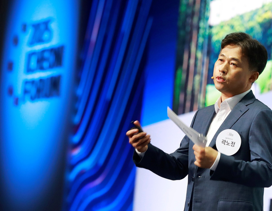 18일 곽노정 SK하이닉스 대표이사 사장이 서울 광진구 워커힐 호텔에서 열린 '이천포럼 2025'에서 개막 연설을 하고 있다. 사진 SK