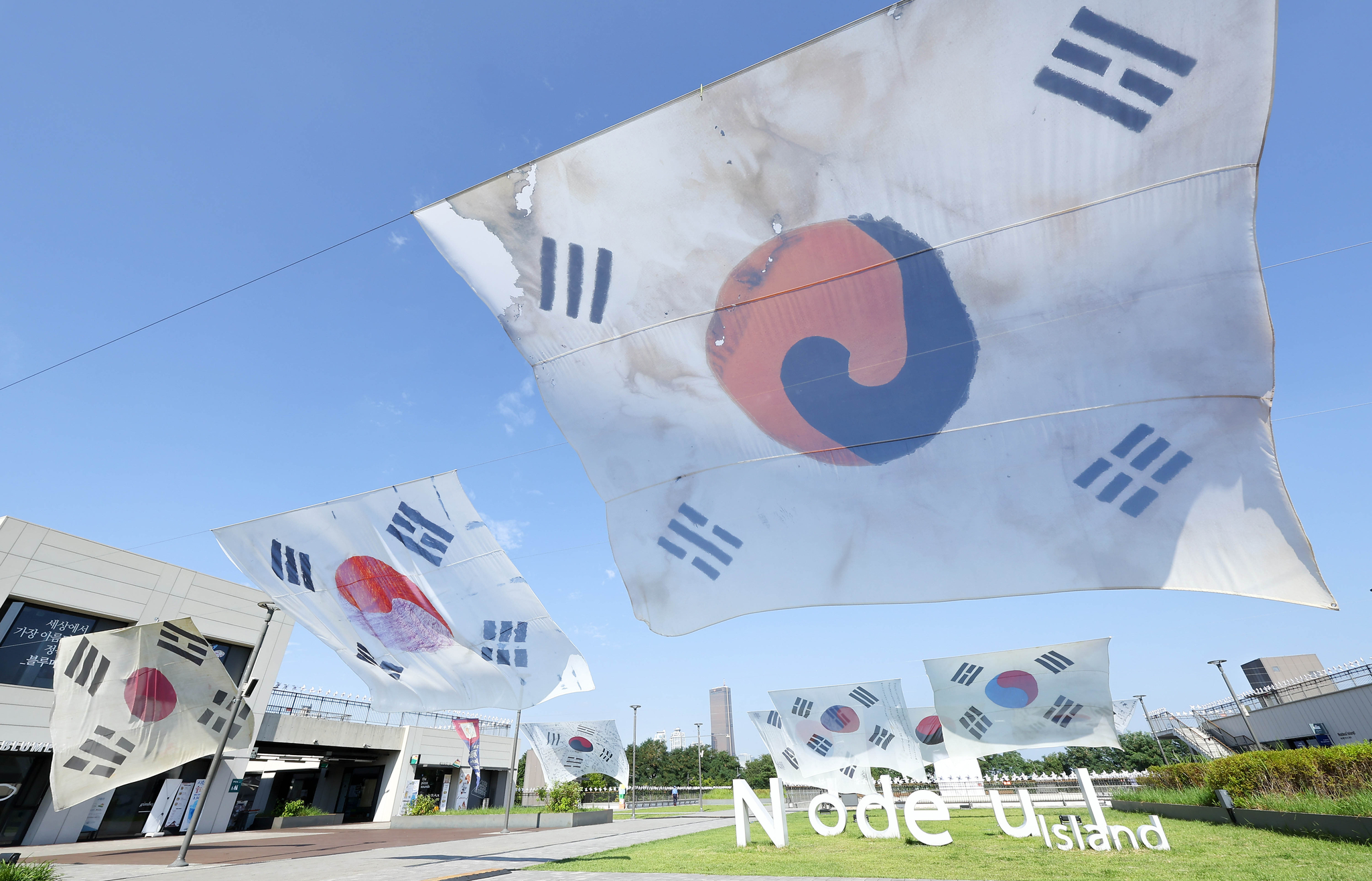 서울 용산구 노들섬 야외광장에 설치된 역사 속 대형 태극기들이 바람에 휘날리고 있다. 임현동 기자