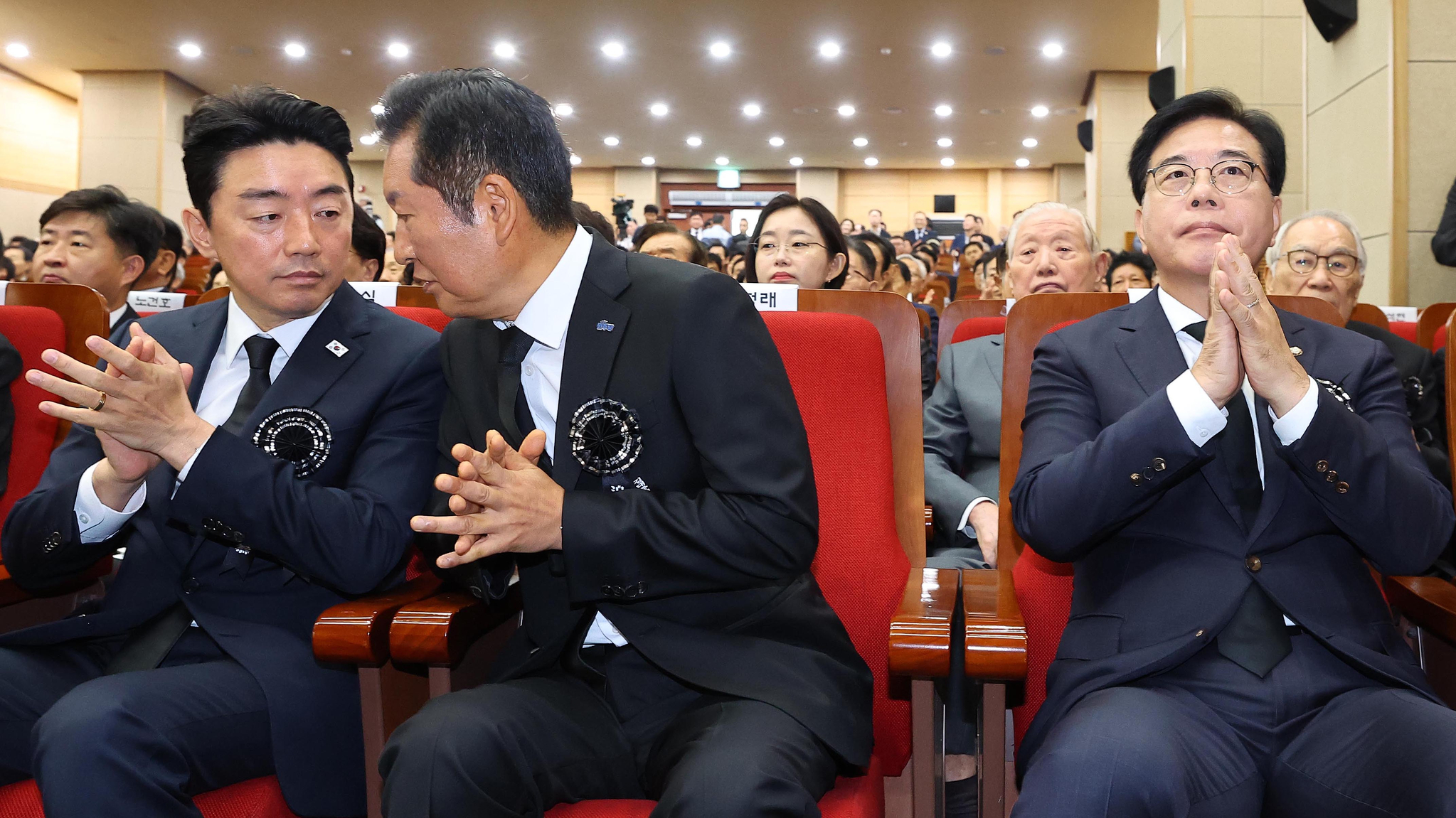 정청래 더불어민주당 대표(앞줄 가운데)가 18일 서울 동작구 국립서울현충원 현충관에서 열린 김대중 전 대통령 서거 16주기 추모식에 참석해 강훈식 대통령 비서실장과 대화하고 있다. 오른쪽은 송언석 국민의힘 비상대책위원장. 김종호 기자