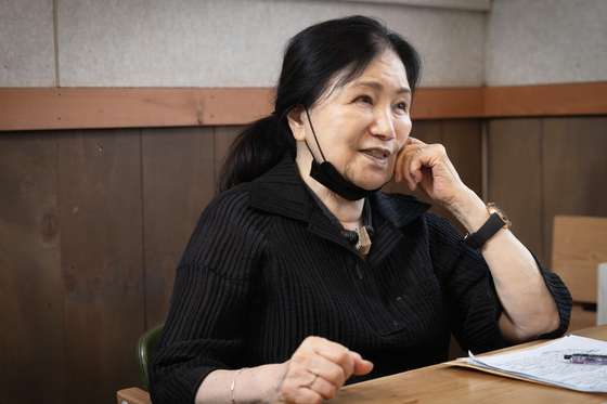 "젊을 땐 높이에 대한 욕망 때문에 산을 쓴 시가 많다. 중년엔 깊이에 관심이 많아져 물에 대한 시가 많다"는 그는 "노년인 지금은 경계없는 것들이 좋다"며 『너에게 쓴다』에 실은 첫 작품으로 '들'을 꼽은 이유를 밝혔다. 장진영 기자