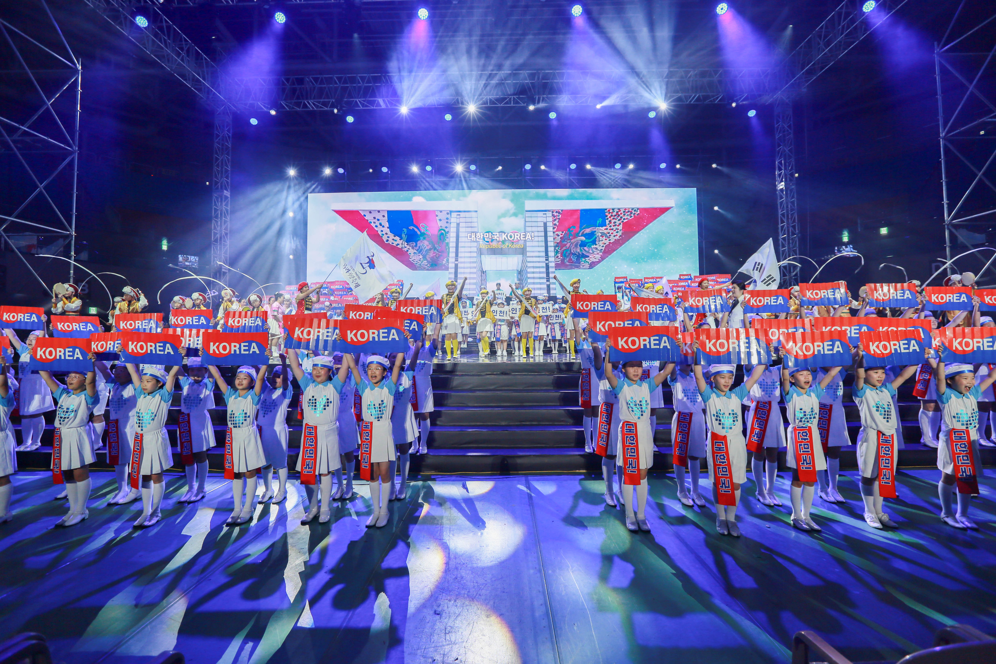 ▶2025나라사랑축제에서 전국 13개 지사 700여 명의 극동방송 어린이합창단원들이 감동적인 공연을 펼치고 있다(극동방송 제공)